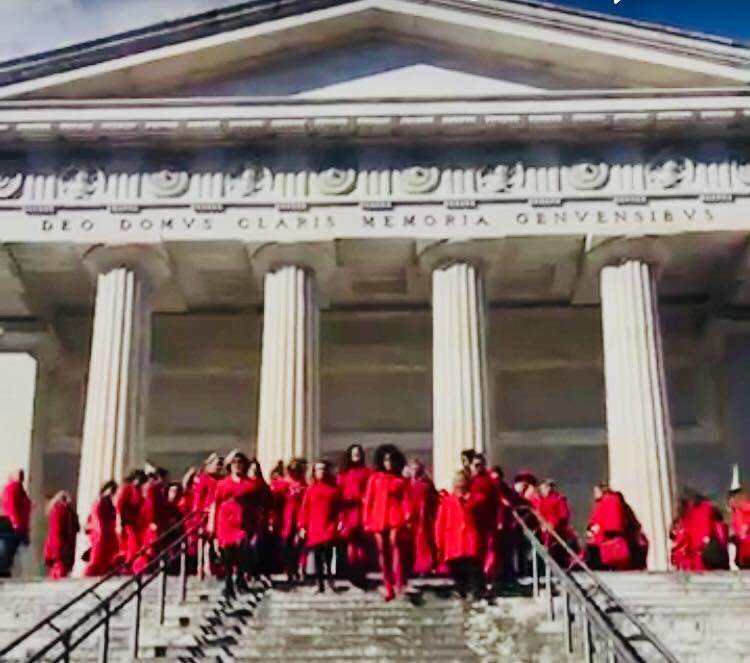 Giornata internazionale della donna Manifestazione 100 donne vestite di rosso